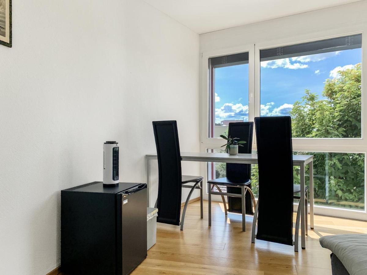 Отель Haus Zur Lilie Hinwil Экстерьер фото